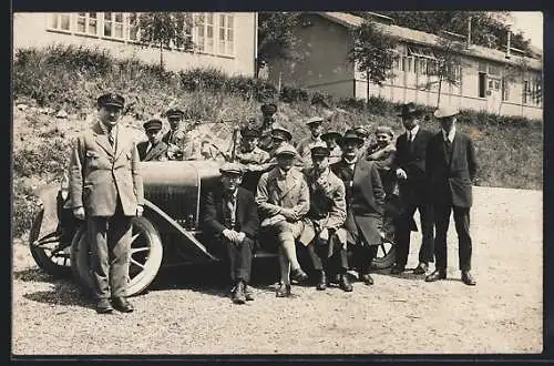 Foto-AK Auto mit offenem Verdeck, Ausflugsgruppe darum