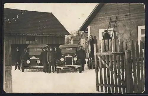 AK Zwei Autos mit geschlossenem Verdeck auf einem Hof im Schnee