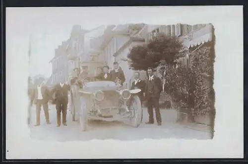 Foto-AK Cabriolet am Strassenrand in St. Gallen, Gesellschaft darum