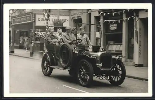 Foto-AK Automobil mit offenem Verdeck beim Autokorso in Brighton, Startnummer 97, Kennzeichen G-1239