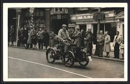 Foto-AK Kleines Automobil mit freiem Fahrersitz beim Autokorso in Brighton, Startnummer 21, Kennzeichen AF 77