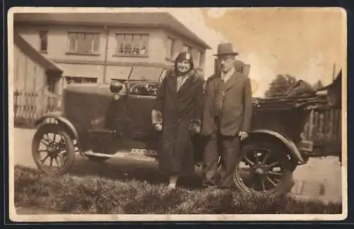 Foto-AK Jowett Auto mit offenem Verdeck vor einem Hof