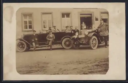 Foto-AK Zwei Autos mit offenem Verdeck vor dem Geschäftshaus Aug. Jessberger