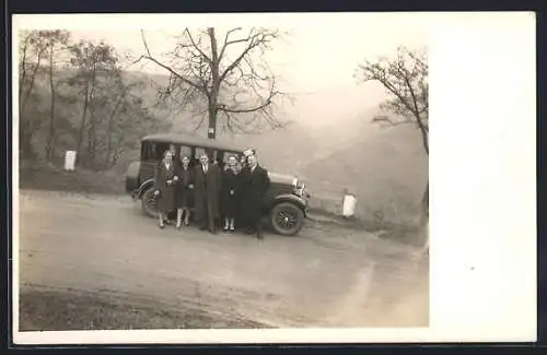 Foto-AK Auto am Rand einer Bergstrasse, Familie auf dem Ausflug