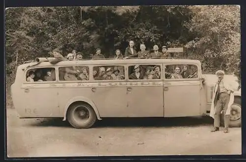 Foto-AK Bus S. L. A. Lourdes, Reisegruppe bei einem Fotostopp