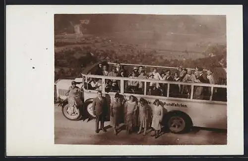 Foto-AK Bus hält an einem Aussichtspunkt für ein Foto