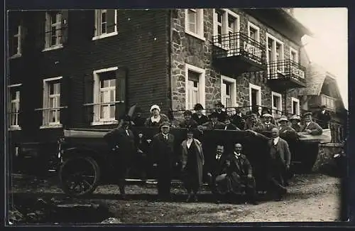 Foto-AK Bus mit Reisegruppe hält vor einem Gasthof