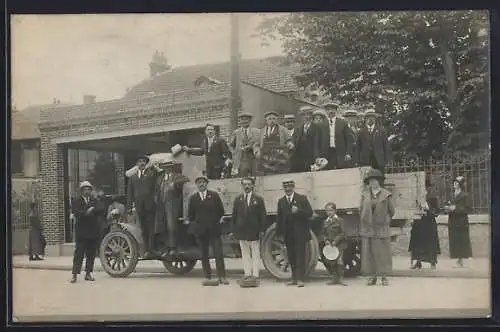 Foto-AK LKW vor einem Gebäude, Gruppe elegant gekleideter Menschen