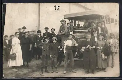 Foto-AK Bus, Reisegruppe vor dem KFZ