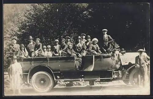 Foto-AK Offener Bus, Reisegruppe hält für ein Foto