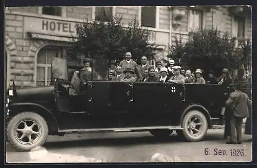 Foto-AK Bus des Konstanzer Auto-Reiseunternehmens vor einem Hotel