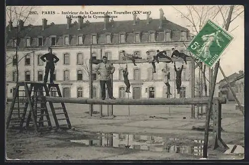 AK Paris, Intérieur de la Caserne des Tourelles, L`Heure de la Gymnastique