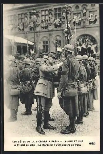 AK Siegesparade, Fete de la Victoire 1919, A l`Hotel de Ville, Le Marechal Foch decore un Poilu