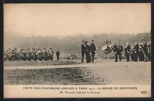 AK Paris, M. Poincaré embrasse le Drapeau, Visite des Souverains Anglais 1914