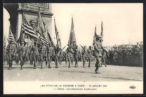 AK Paris, Siegesparade / Fete de la Victoire, amerikanische Fahnenträger am Triumphbogen