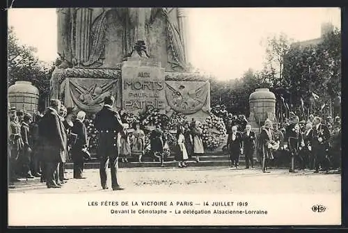 AK Paris, Devant le Cénotaphe, la délégation Alsacienne-Lorraine, Les Fetes de la Victoire 1919