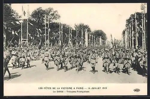 AK Paris, Le Défilé, Troupes Francaises, Les Fetes de la Victoire 1919