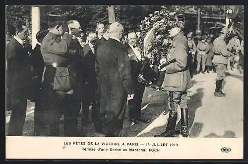 AK Paris, Remise d`une Gerbe au Maréchal Foch, Les Fetes de la Victoire 1919