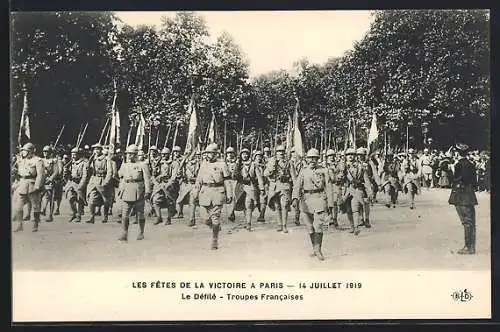 AK Paris, Siegesparade / Fete de la Victoire 1919, Le Défilé - Troupes Francaises