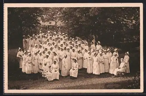 AK München-Nymphenburg, Krankenhaus Dritter Orden, Nr. 31 Schwesterngruppe im Garten