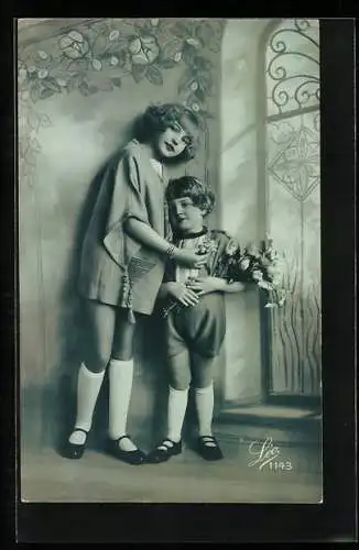 Foto-AK Leo, Paris Nr. 1143: Zwei Kinder mit einem Blumenstrauss vor einer bemalten Wand