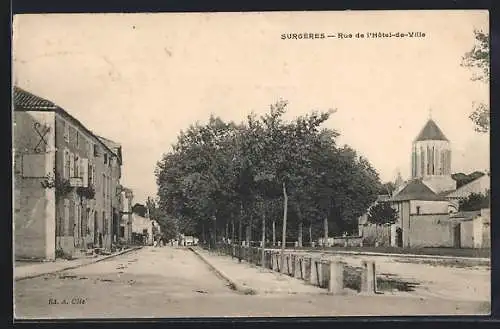 AK Surgères, Rue de l`Hôtel-de-Ville avec vue sur l`église et les bâtiments adjacents