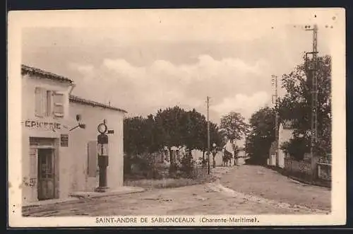 AK Saint-André-de-Sablonceaux, Rue principale avec épicerie et arbres bordant la route