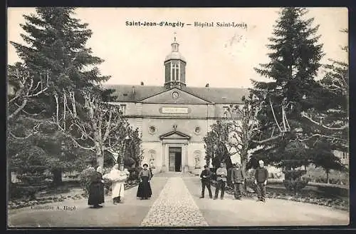 AK Saint-Jean-d`Angély, Hôpital Saint-Louis, Entrée principale et groupes de personnes devant l`hôpital