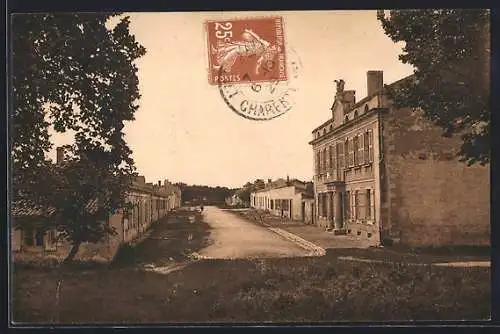 AK Île-d`Aix, Rue principale avec bâtiments historiques et arbres