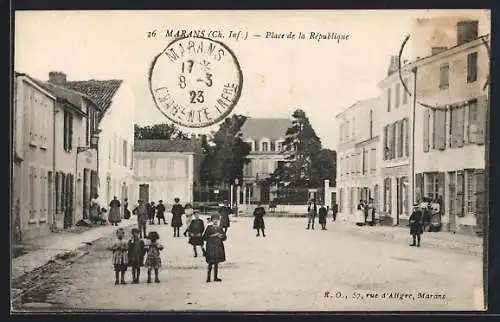 AK Marans, Place de la République avec personnages et enfants jouant dans la rue