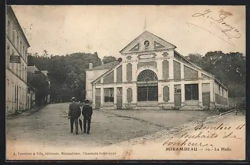 AK Mirambeau, La Halle avec des passants sur la place