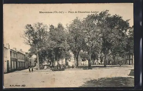 AK Marennes, Place de Chasseloup-Laubat avec des arbres et des piétons