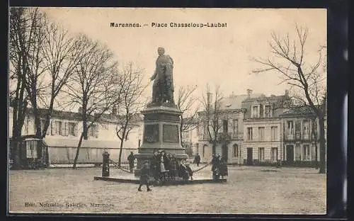 AK Marennes, Place Chasseloup-Laubat avec statue et enfants jouant autour