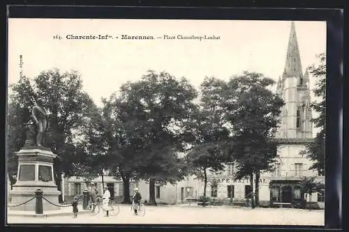 AK Marennes, Place Chasseloup-Laubat avec statue et église