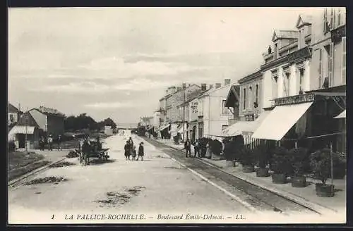 AK La Rochelle, Boulevard Émile-Delmas à La Pallice mit Geschäften und Pferdekutschen