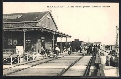 AK La Pallice, La Gare Maritime pendant l`escale d`un Paquebot