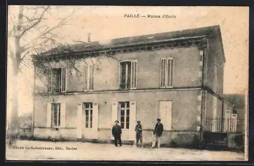 AK Paillé, Maison d`École avec trois personnes devant