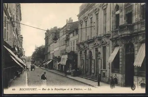 AK Rochefort, Rue de la Republique et le Theatre