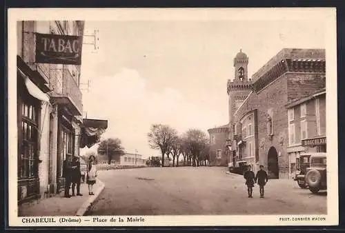 AK Chabeuil, Place de la Mairie avec boutiques et habitants