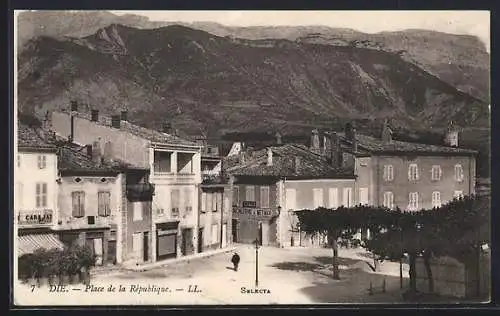 AK Die, Place de la République, vue des bâtiments et des montagnes en arrière-plan