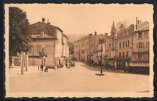 AK Dieulefit, Place Chateauras avec le Grand Hôtel et rue animée