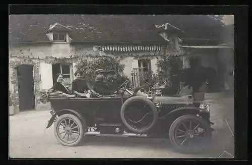 Foto-AK Auto auf einem Bauernhof, 2 Paare im PKW