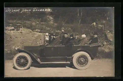 Foto-AK Auto, Gruppe im PKW, Depart pour Gavarnie