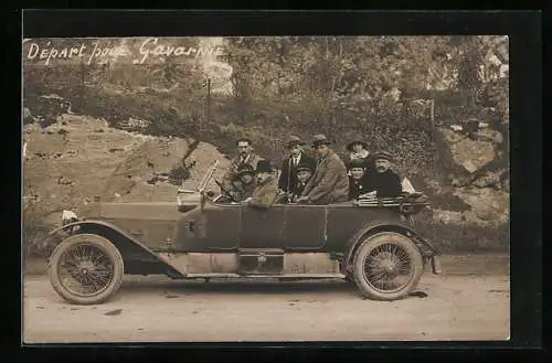 Foto-AK Auto, Gruppe im PKW, Depart pour Gavarnie