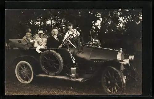 Foto-AK Auto mit offenem Verdeck, Familie im PKW