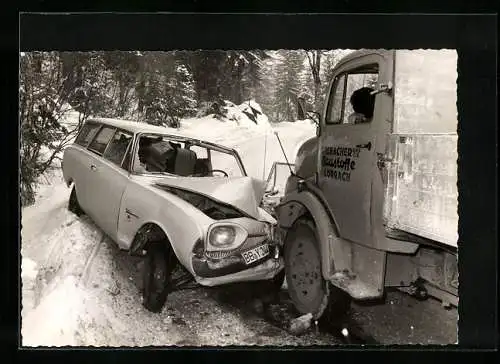 Foto-AK Ford Auto (KFZ BB-Y 244) und Mercede Benz LKW der Firma Grenacher & Cie. nach einem Unfall