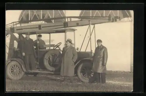 Foto-AK Leiterwagen vor einer Hauswand, vier Männer davor