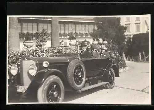 Foto-AK Auto Mercedes Benz, Fahrzeug mit offenem Verdeck, sechs Männer darin