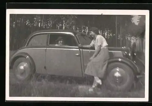 AK Auto DKW, Eine Frau auf dem Beifahrersitz des Wagens, eine weitere am Kotflügel