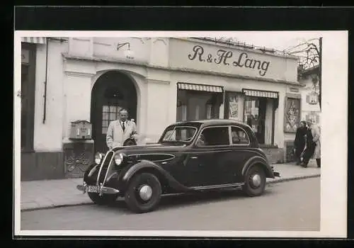 AK Auto BMW, Kennzeichen KB 053-046, vor dem Geschäftshaus R. & H. Lang